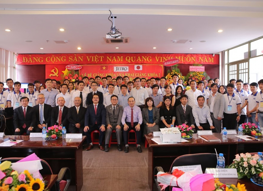Quý đại biểu , thầy cô và các bạn sinh viên trong buổi lễ .