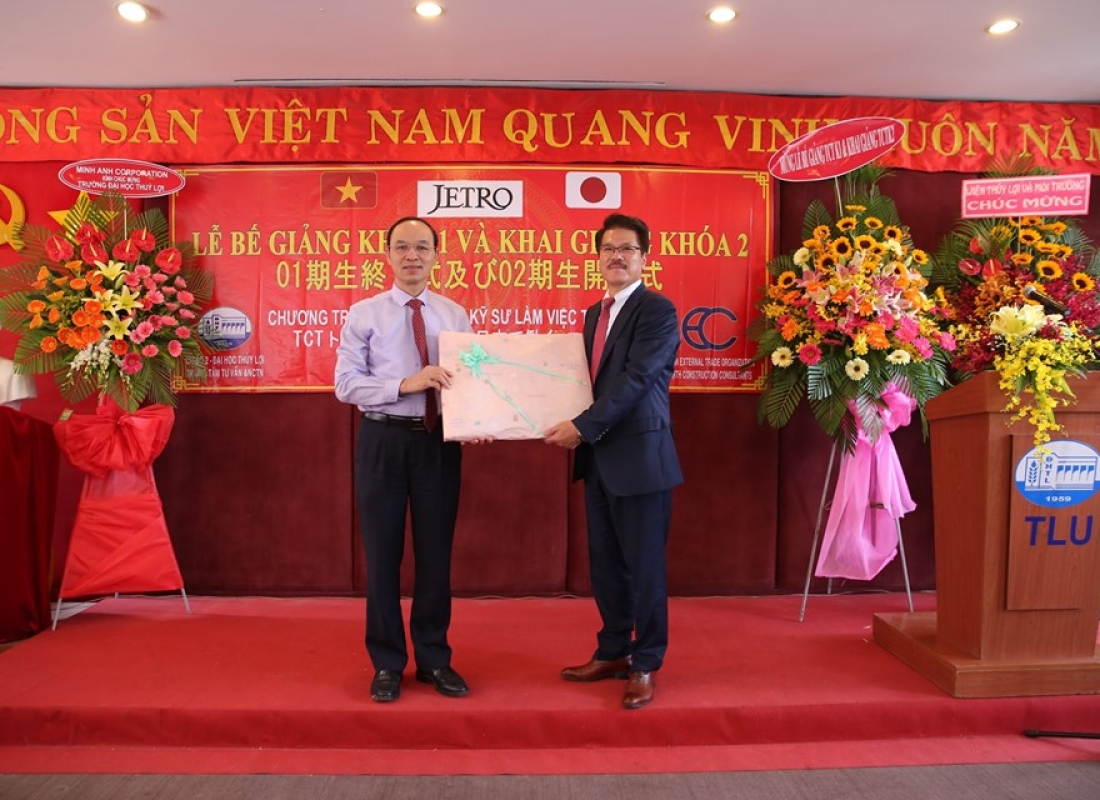 Giám đốc EVCC và thầy hiệu trưởng trường ĐH Thủy Lợi trao quà lưu niệm