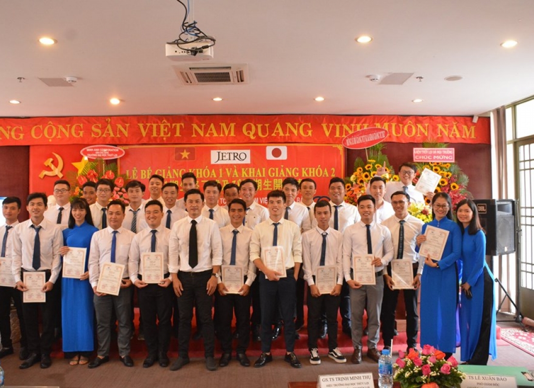 Các bạn sinh viên trong Lễ bế giảng và khai giảng